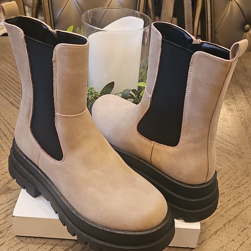 Tan Chelsea Boots Size 7 NWOT Dirty Laundry